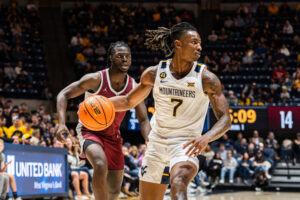 Darian DeVries working up options to free up WVU point guard Javon Small